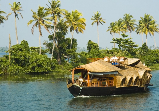 Aventura navegando los backwaters de Kerala en privado